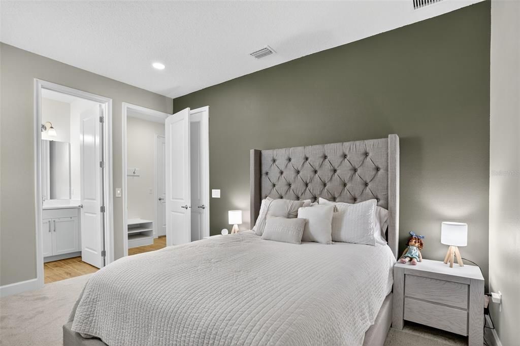 合同活跃: $999,999 (4 贝兹, 3 浴室, 3248 平方英尺)