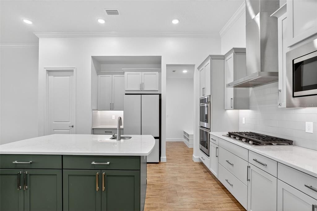 合同活跃: $999,999 (4 贝兹, 3 浴室, 3248 平方英尺)