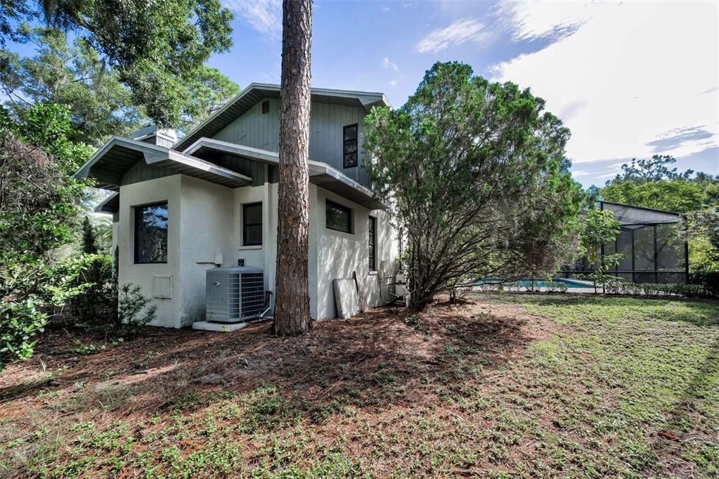 合同活跃: $594,000 (4 贝兹, 2 浴室, 2060 平方英尺)