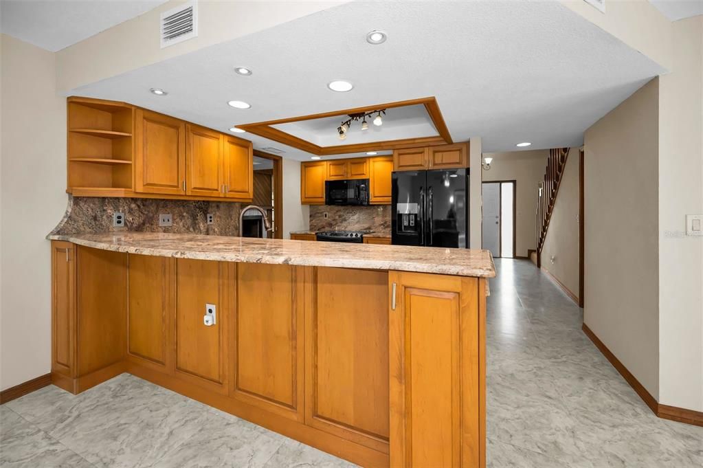 合同活跃: $594,000 (4 贝兹, 2 浴室, 2060 平方英尺)