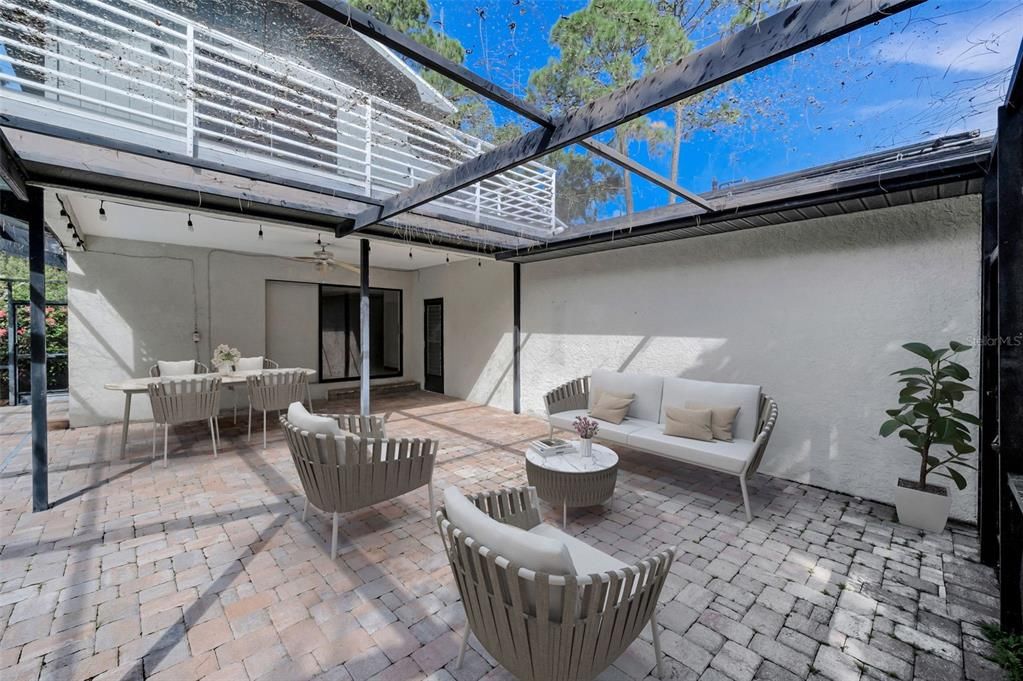 合同活跃: $594,000 (4 贝兹, 2 浴室, 2060 平方英尺)