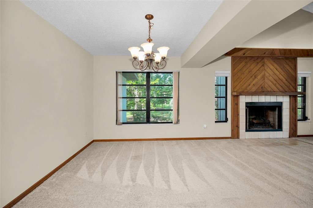 合同活跃: $594,000 (4 贝兹, 2 浴室, 2060 平方英尺)