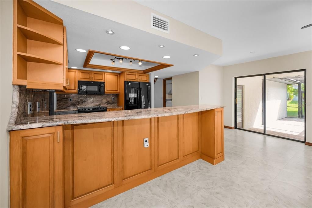 合同活跃: $594,000 (4 贝兹, 2 浴室, 2060 平方英尺)