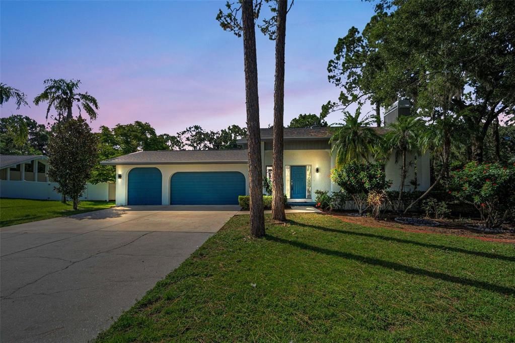 合同活跃: $594,000 (4 贝兹, 2 浴室, 2060 平方英尺)