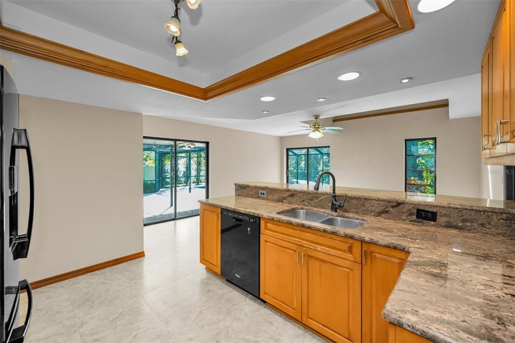 合同活跃: $594,000 (4 贝兹, 2 浴室, 2060 平方英尺)