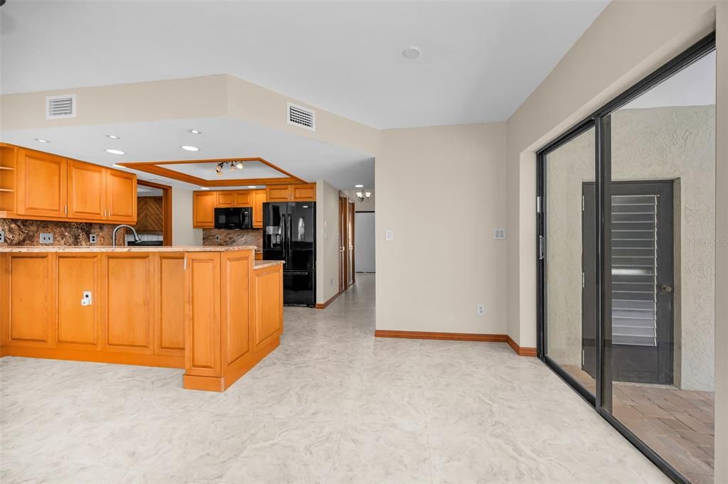 合同活跃: $594,000 (4 贝兹, 2 浴室, 2060 平方英尺)