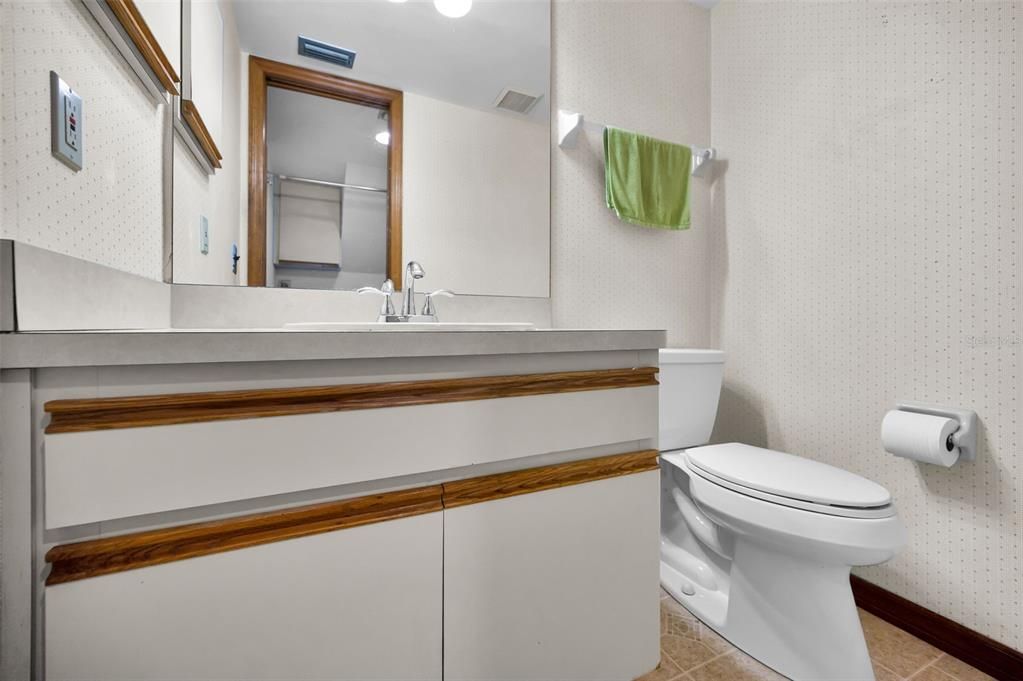 合同活跃: $594,000 (4 贝兹, 2 浴室, 2060 平方英尺)