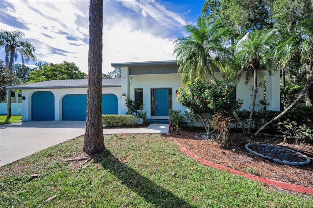 合同活跃: $594,000 (4 贝兹, 2 浴室, 2060 平方英尺)