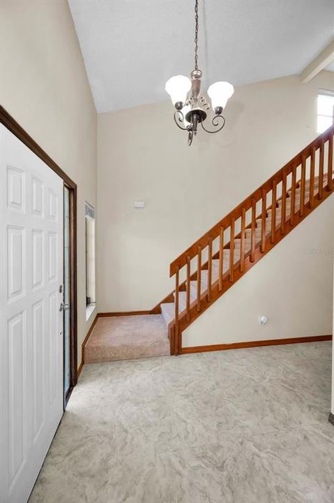 合同活跃: $594,000 (4 贝兹, 2 浴室, 2060 平方英尺)