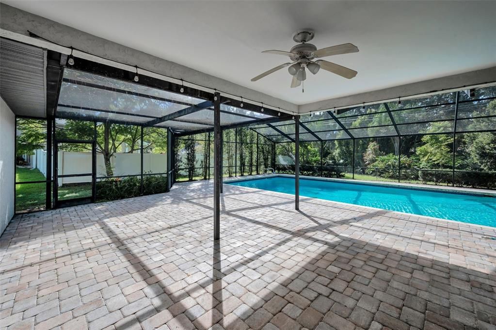 合同活跃: $594,000 (4 贝兹, 2 浴室, 2060 平方英尺)