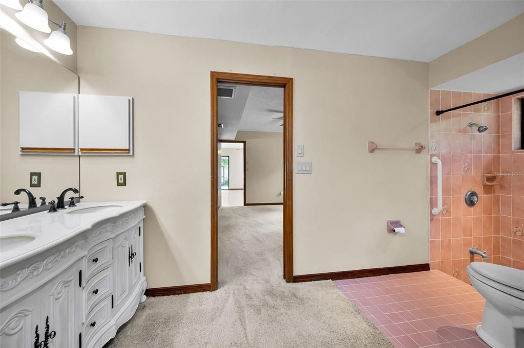 合同活跃: $594,000 (4 贝兹, 2 浴室, 2060 平方英尺)