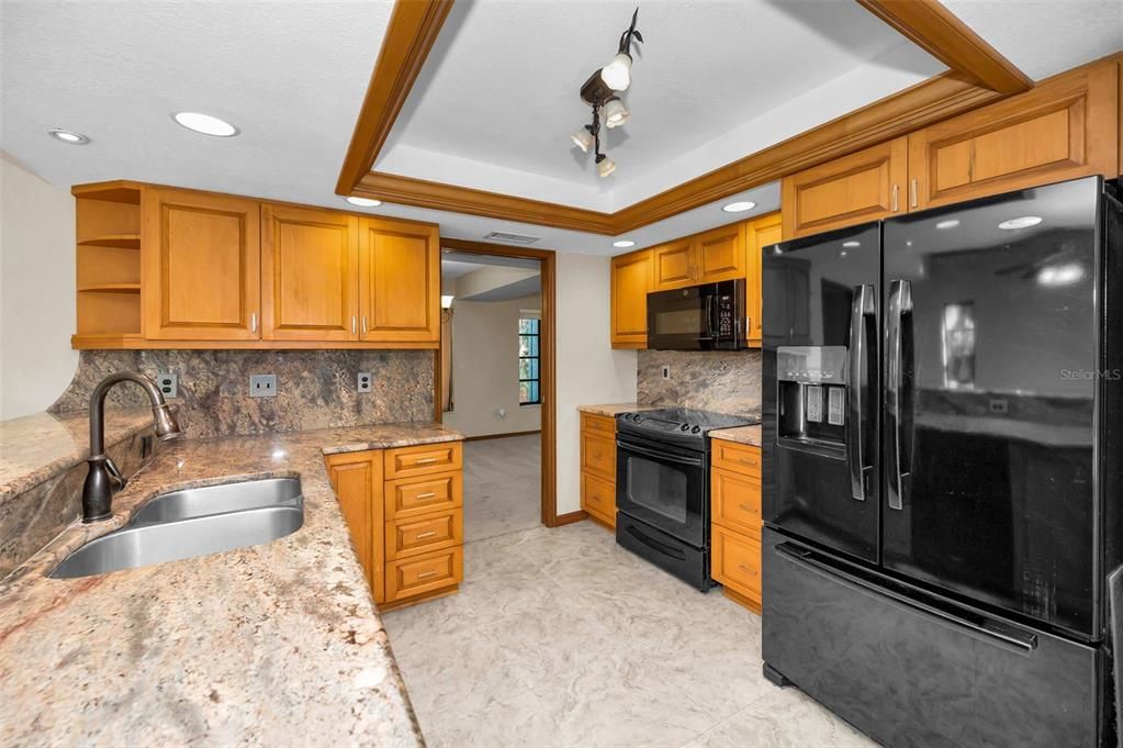 合同活跃: $594,000 (4 贝兹, 2 浴室, 2060 平方英尺)