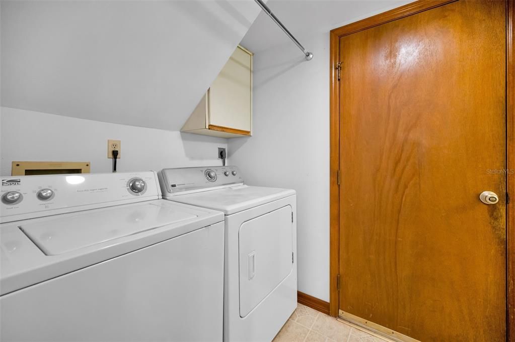 合同活跃: $594,000 (4 贝兹, 2 浴室, 2060 平方英尺)