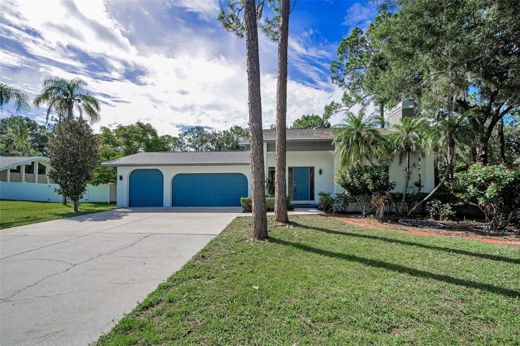 合同活跃: $594,000 (4 贝兹, 2 浴室, 2060 平方英尺)