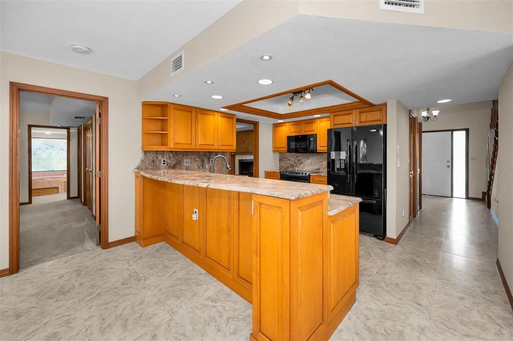 合同活跃: $594,000 (4 贝兹, 2 浴室, 2060 平方英尺)