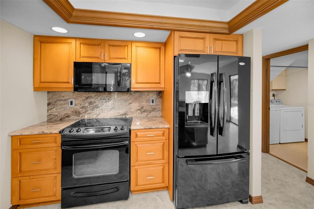 合同活跃: $594,000 (4 贝兹, 2 浴室, 2060 平方英尺)