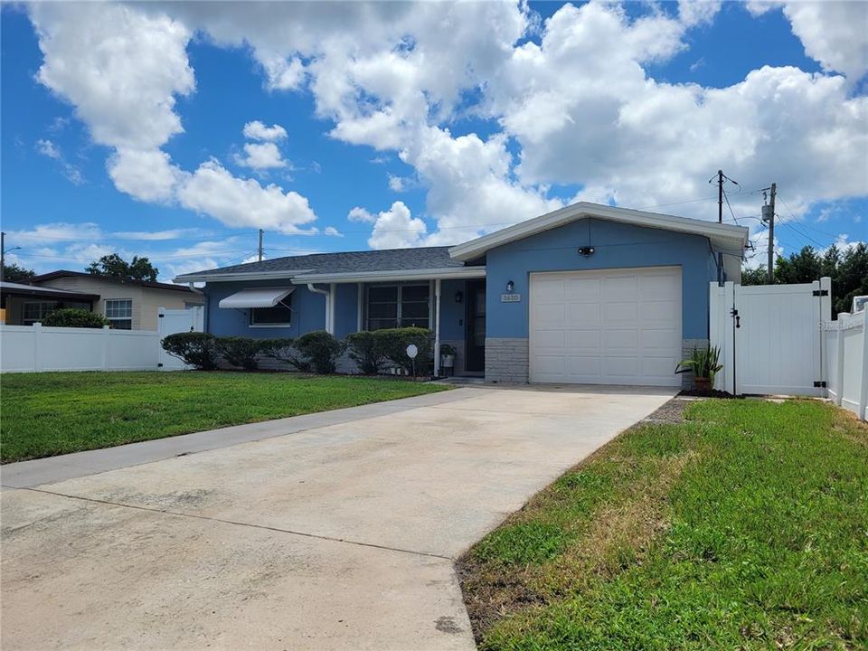 Active With Contract: $2,200 (2 beds, 2 baths, 1224 Square Feet)