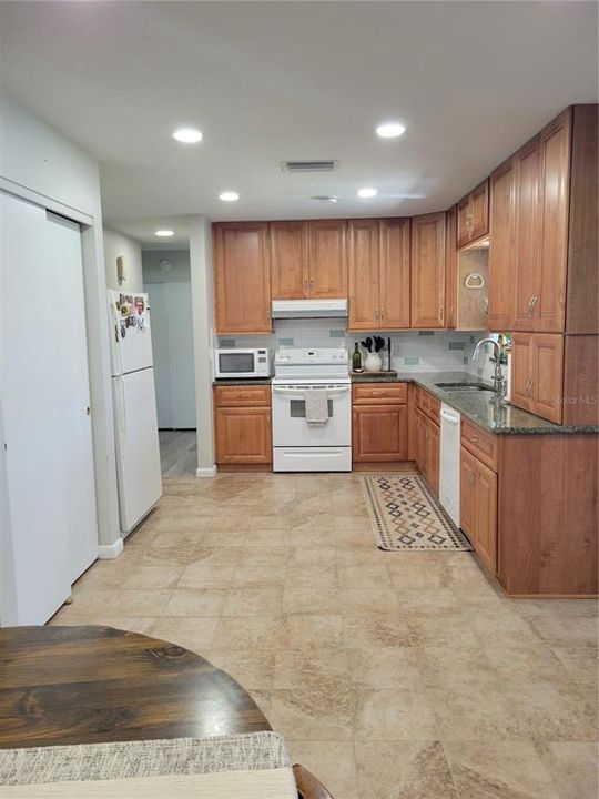 Active With Contract: $2,200 (2 beds, 2 baths, 1224 Square Feet)