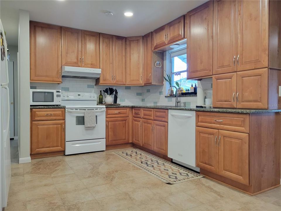 Active With Contract: $2,200 (2 beds, 2 baths, 1224 Square Feet)