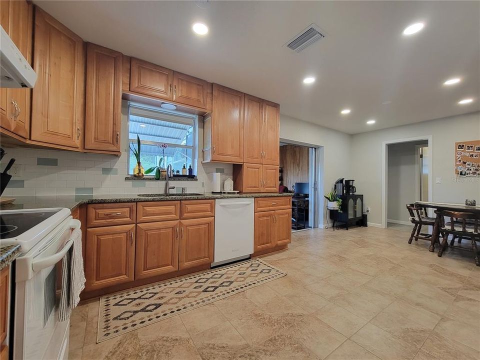 Active With Contract: $2,200 (2 beds, 2 baths, 1224 Square Feet)