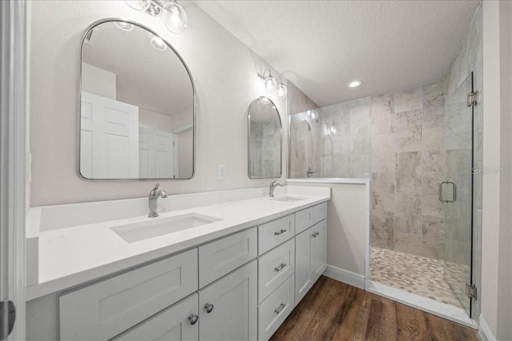 For Sale: $299,900 (4 beds, 2 baths, 1562 Square Feet)