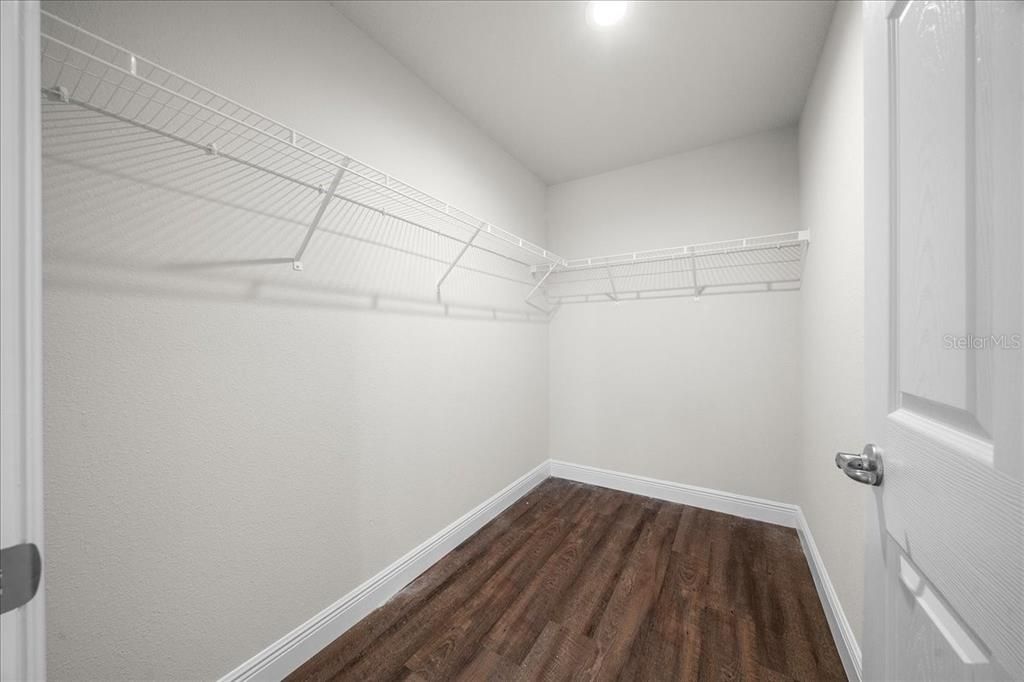 For Sale: $299,900 (4 beds, 2 baths, 1562 Square Feet)