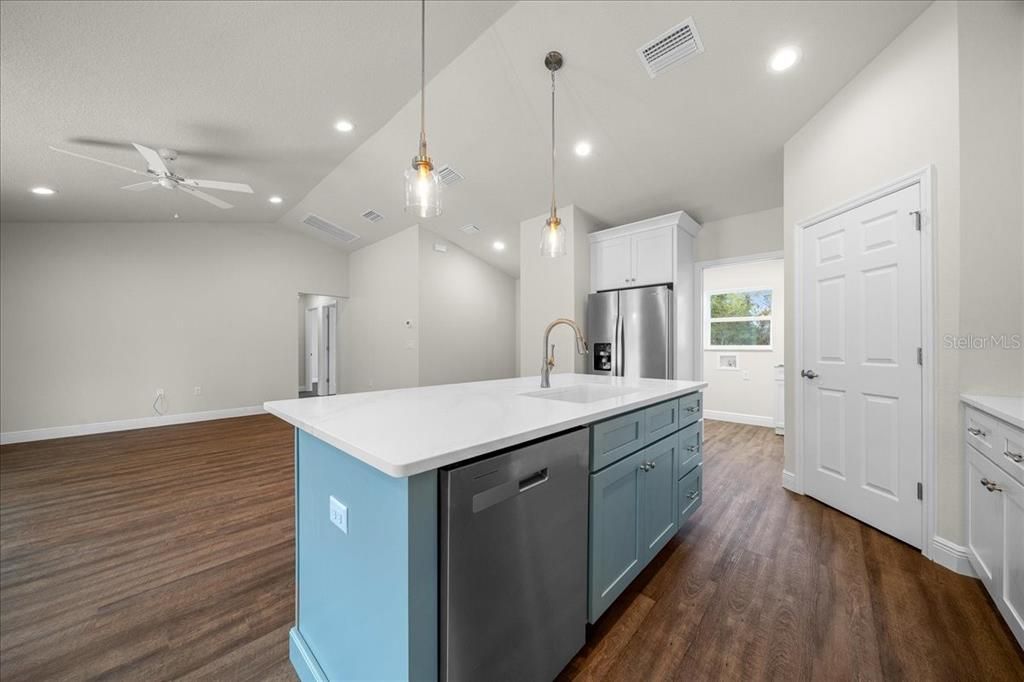 For Sale: $299,900 (4 beds, 2 baths, 1562 Square Feet)