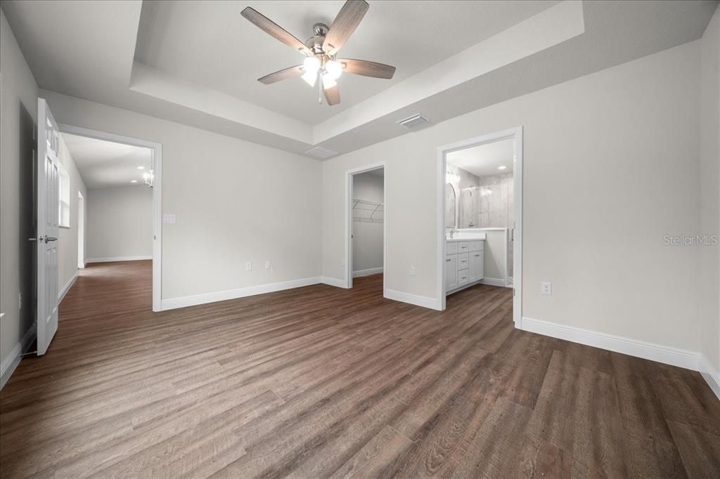 For Sale: $299,900 (4 beds, 2 baths, 1562 Square Feet)