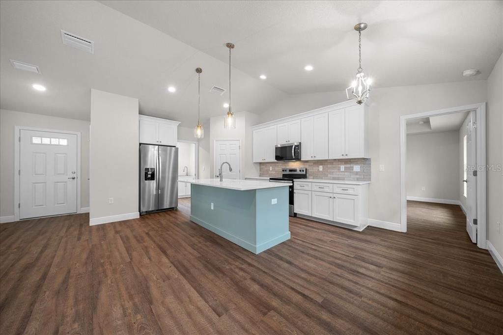 For Sale: $299,900 (4 beds, 2 baths, 1562 Square Feet)