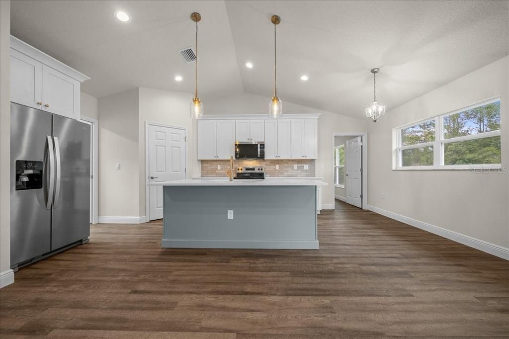 For Sale: $299,900 (4 beds, 2 baths, 1562 Square Feet)