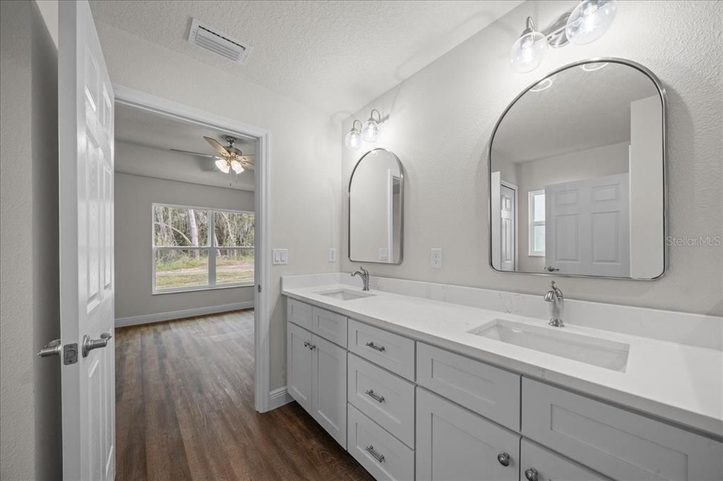 For Sale: $299,900 (4 beds, 2 baths, 1562 Square Feet)