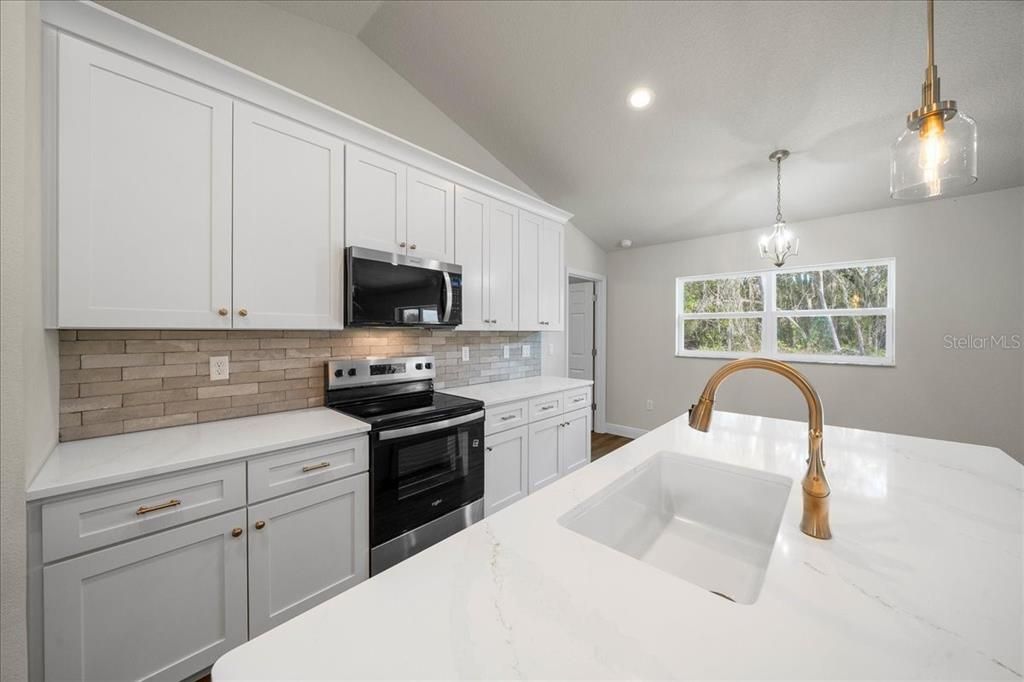 For Sale: $299,900 (4 beds, 2 baths, 1562 Square Feet)