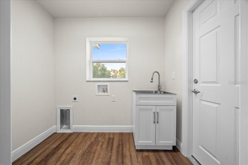 For Sale: $299,900 (4 beds, 2 baths, 1562 Square Feet)