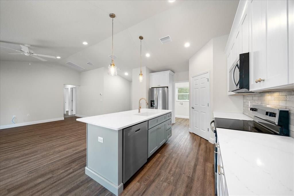 For Sale: $299,900 (4 beds, 2 baths, 1562 Square Feet)