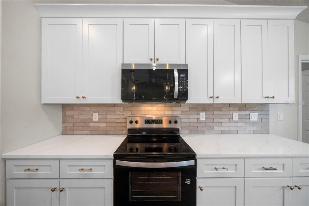 For Sale: $299,900 (4 beds, 2 baths, 1562 Square Feet)