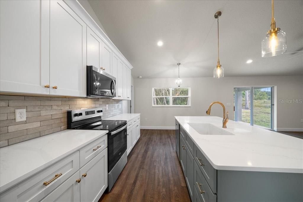 For Sale: $299,900 (4 beds, 2 baths, 1562 Square Feet)