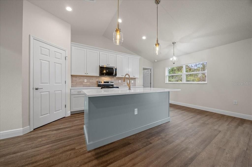 For Sale: $299,900 (4 beds, 2 baths, 1562 Square Feet)