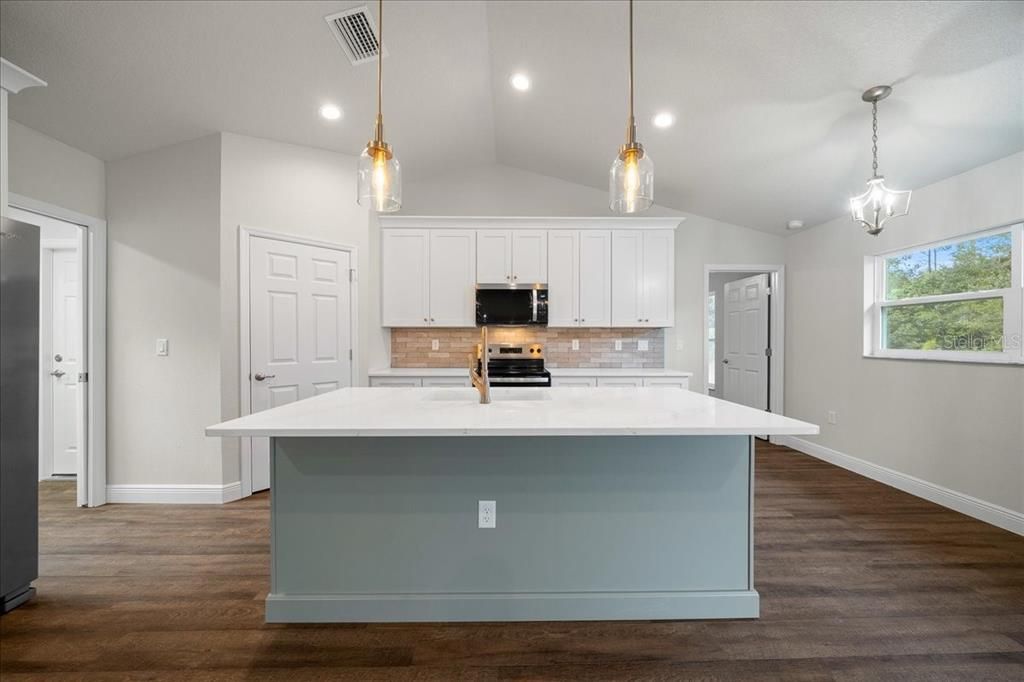 For Sale: $299,900 (4 beds, 2 baths, 1562 Square Feet)