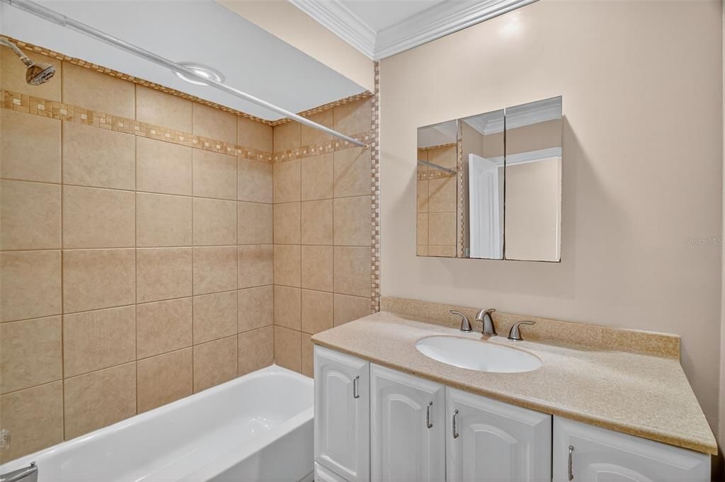 En Venta: $849,000 (4 camas, 2 baños, 3000 Pies cuadrados)