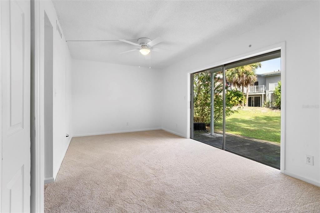 合同活跃: $109,500 (2 贝兹, 2 浴室, 1085 平方英尺)