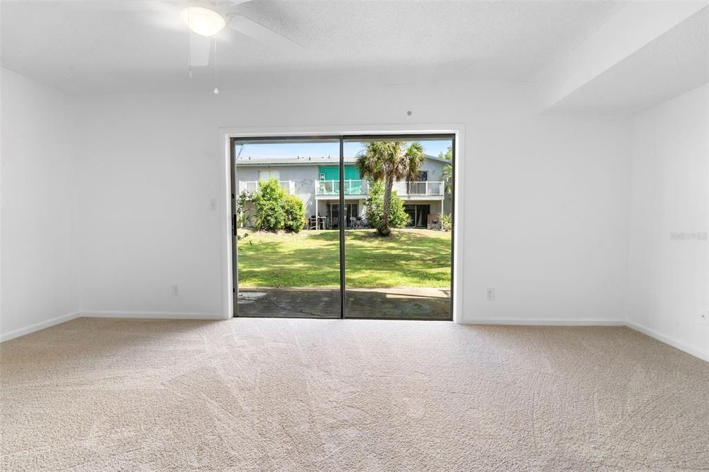 合同活跃: $109,500 (2 贝兹, 2 浴室, 1085 平方英尺)