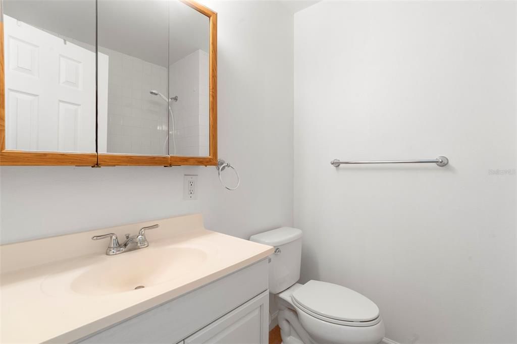 合同活跃: $109,500 (2 贝兹, 2 浴室, 1085 平方英尺)