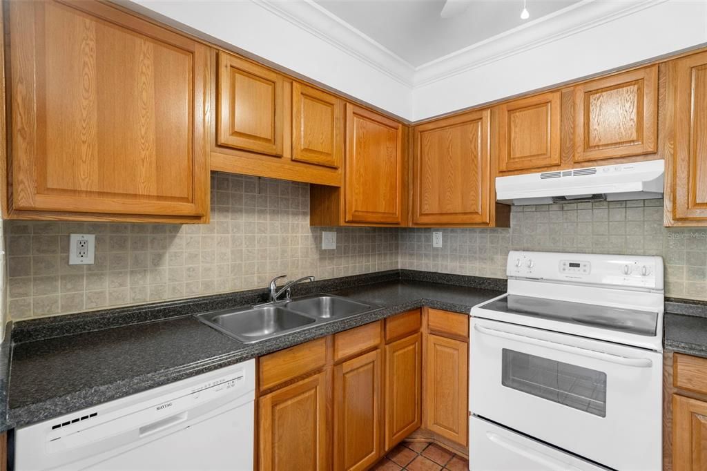 合同活跃: $109,500 (2 贝兹, 2 浴室, 1085 平方英尺)