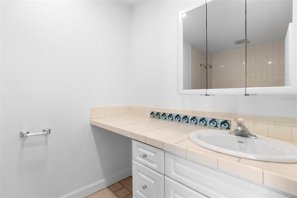 合同活跃: $109,500 (2 贝兹, 2 浴室, 1085 平方英尺)