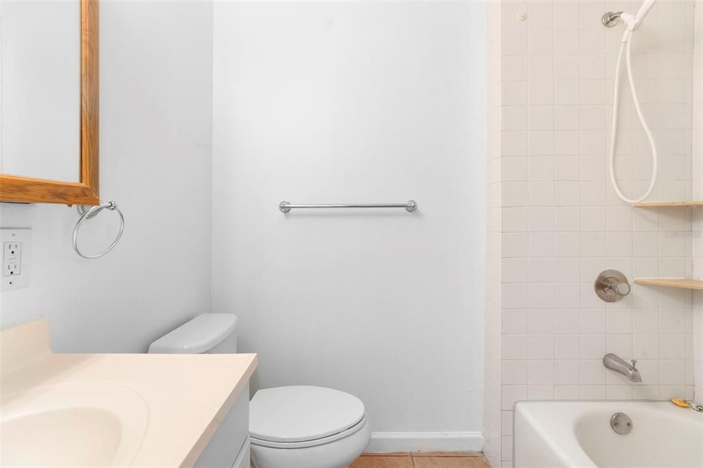 合同活跃: $109,500 (2 贝兹, 2 浴室, 1085 平方英尺)