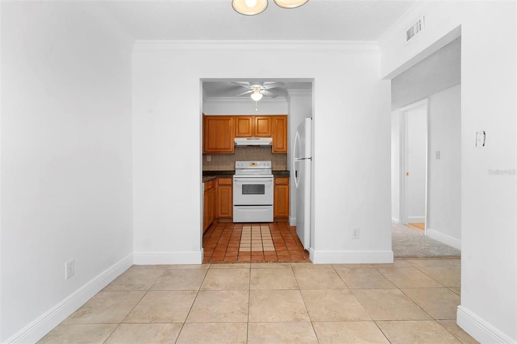 合同活跃: $109,500 (2 贝兹, 2 浴室, 1085 平方英尺)