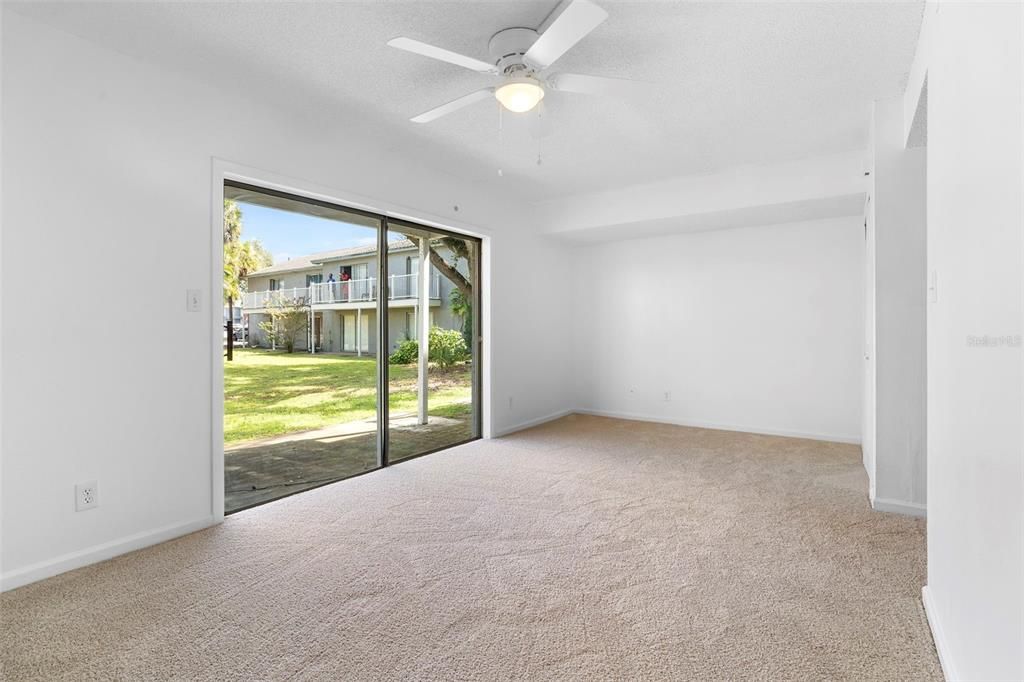 合同活跃: $109,500 (2 贝兹, 2 浴室, 1085 平方英尺)