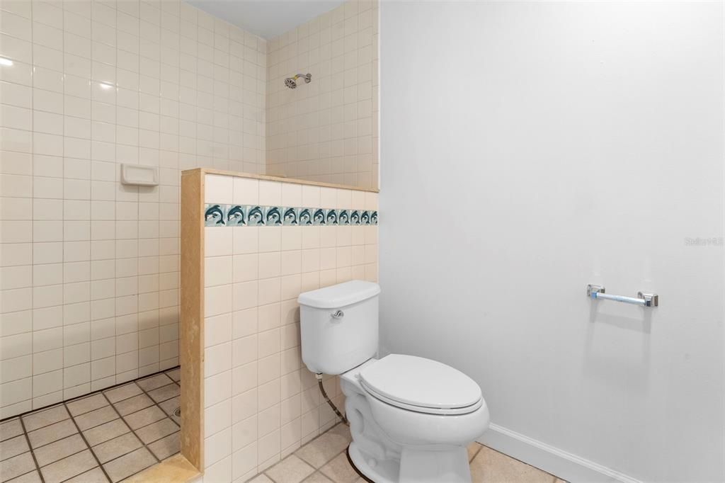 合同活跃: $109,500 (2 贝兹, 2 浴室, 1085 平方英尺)