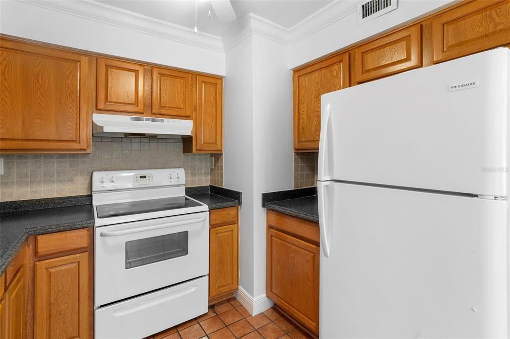 合同活跃: $109,500 (2 贝兹, 2 浴室, 1085 平方英尺)