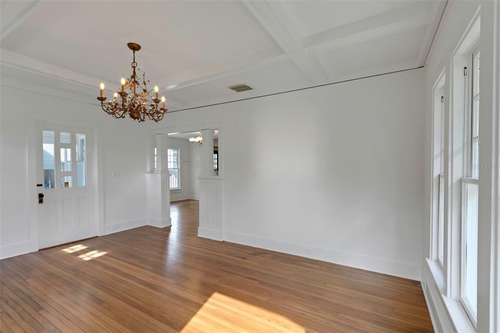 Под контрактом: $420,000 (3 спален, 2 ванн, 1620 Квадратных фут)